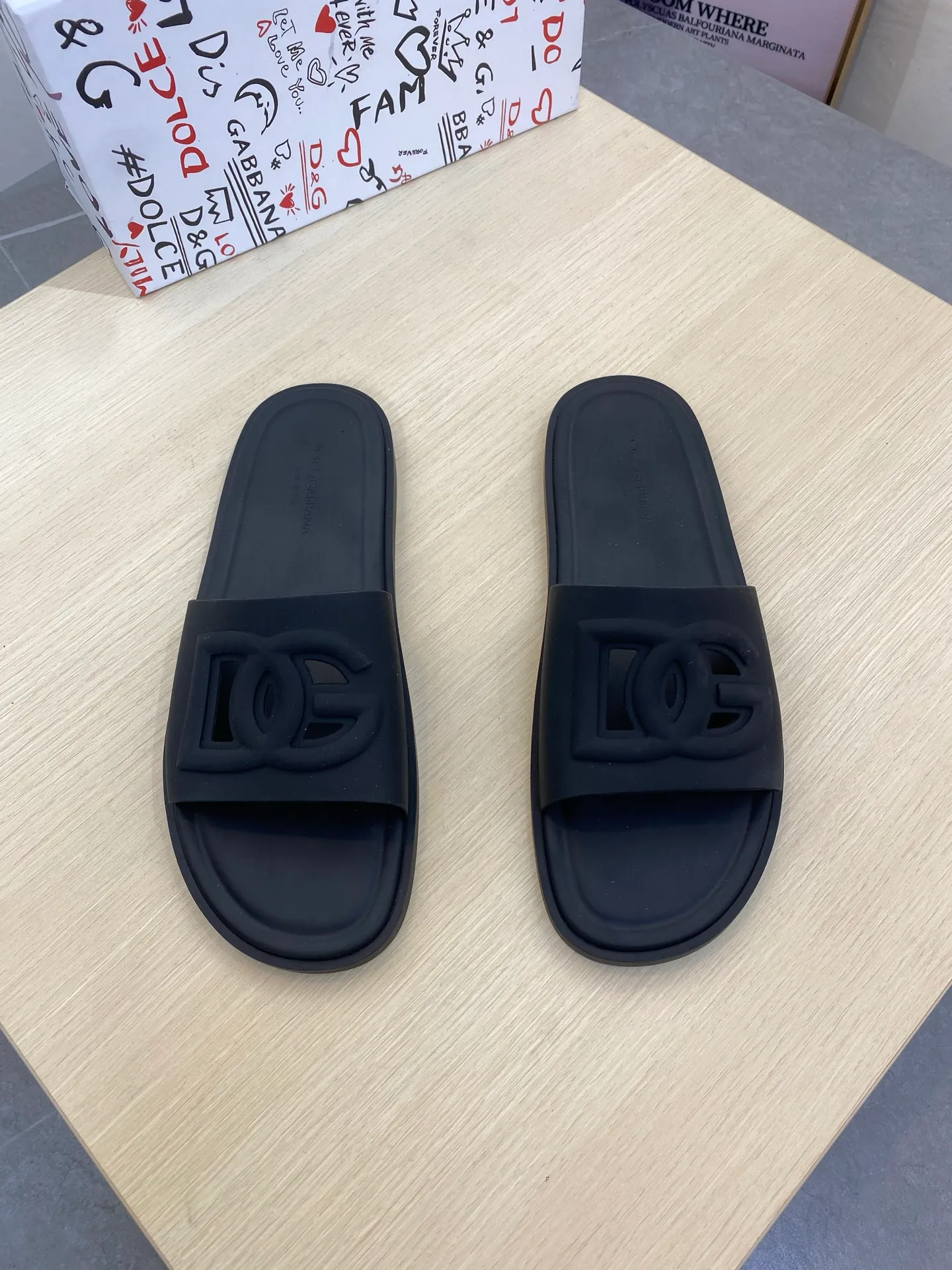⬛️Ex-factory price p260 [DG~] Men's high-end slippers are on sale at the same time in 2025z cabinets 🔶Size: 38-44#️⃣ 🔷2 colors, the upper is made of pure handmade rubber, luxurious materials, low-key and luxurious in one! Size: 39-44 (45 customized)